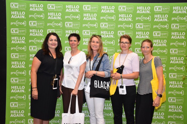 Tatjana Schmid von KW Open mit den Besuchern Alexandra Giesinger, Daniela Auer, Belinda Zoppoth und Katharina Linhart (WISTO)