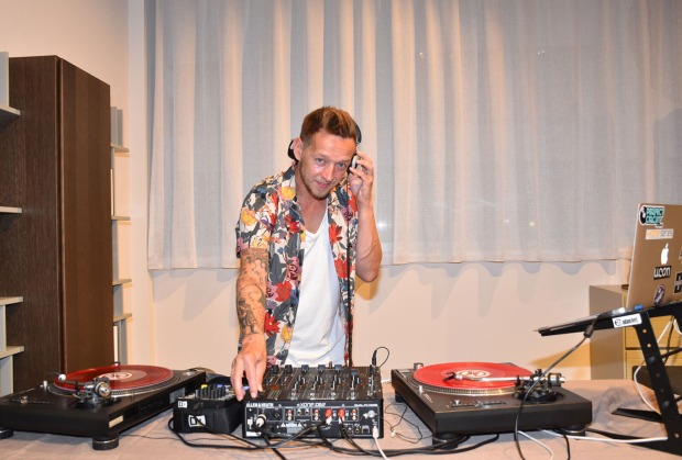 An den Turntables sorgte Thomas Schmitt (Engineer Leica, Dozent FH Vbg.) für den Partysound.