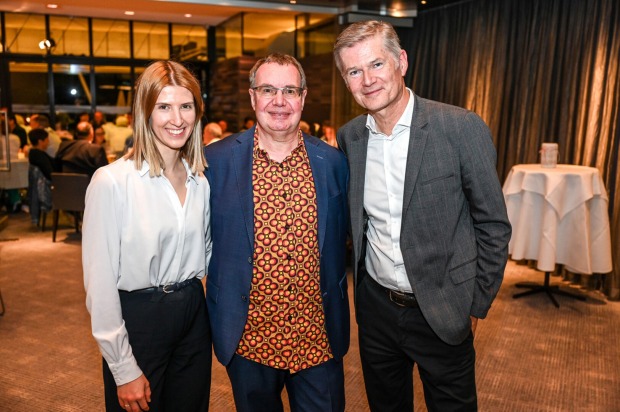 Falstaff Bregenz: Carina Wilhelmstätter, Künstler Michael Steinke mit Casino-Direktor Bernhard Moosbrugger (v. li).