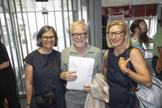 Karin Guldenschuh, Tone Fink (Künstler) und Raphaela Stefandl (v. li.) waren bei der Ausstellungseröffnung im ORF-Landesfunkhaus Vorarlberg ebenfalls zu Gast.