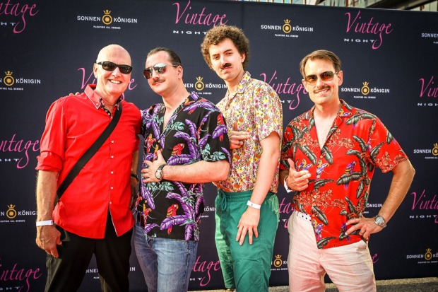 In Disco-Party-Laune: Hans-Peter Hefti, Jan Loy, Simon Göggel und Christian Heinrich