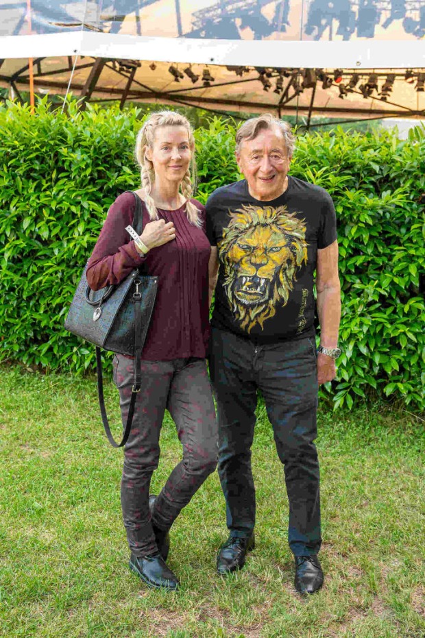 Richard Lugner und "Bienchen" Simone bei einer Premiere.