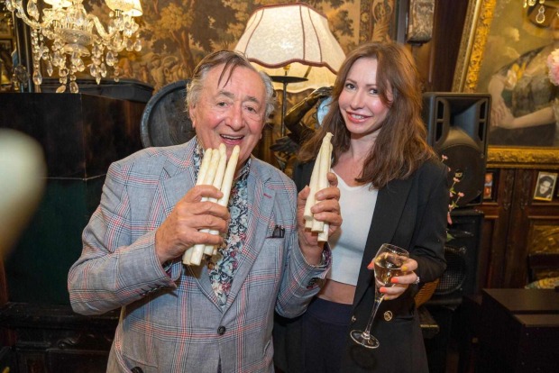 Richard Lugner und "Täubchen" Elisabeth mit Spargel in den Händen.