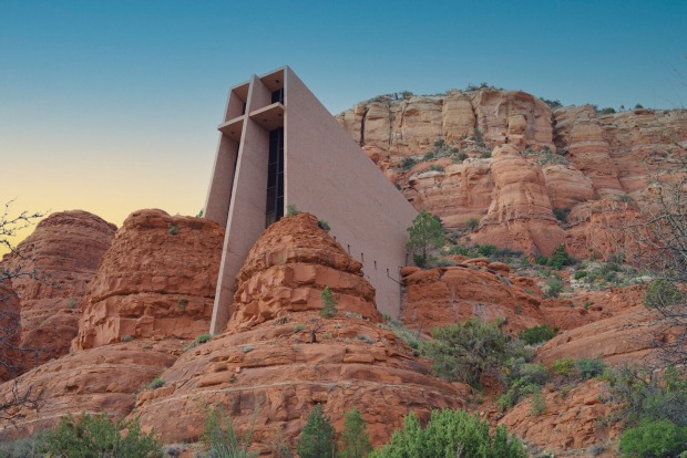 Hoher Steinbau mit großem Kreuz an der Fassade, mitten zwischen Gestein in Arizona