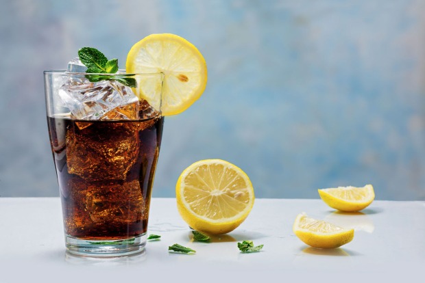 Ein Glas Coca-Cola mit Zitrone | Credit: iStock.com/fermate