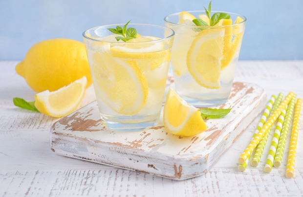 Wasser mit Zitrone | Credit: iStock.com/JulijaDmitrijeva