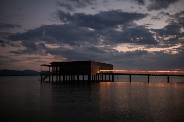 Das Badehaus auf dem See mit À-la-Carte-Restaurant verfügt über 60 Innen- und 60 Außenplätze und ist auch für Veranstaltungen buchbar.