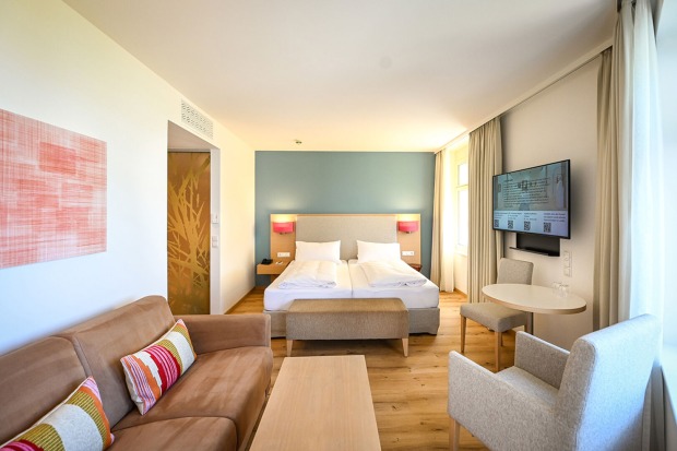 Das Seehotel am Kaiserstrand verfügt über 102 Zimmer und Suiten mit See- oder Bergblick.