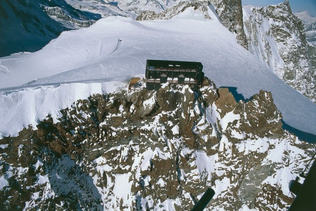 Dunkelbraune Hütte hoch oben auf einem Bergkamm in Italien