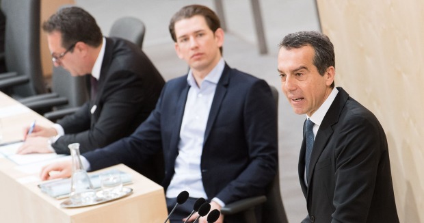 Ex-Bundeskanzler Christian Kern am Rednerpult des Nationalrats. Im Hintergrund Sebastian Kurz und Heinz Christian Strache