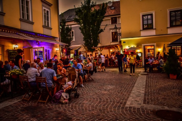 Osterwitzgasse mit Gästen in der Nacht