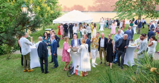 Gäste im Garten beim Leitbetriebe Austria &amp; Schlumberger Sommerfest 2023| Credit: Sabine Klimpt