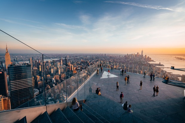 Aussichtsplattform hoch über New York mit gläsernem Dreieck im Boden