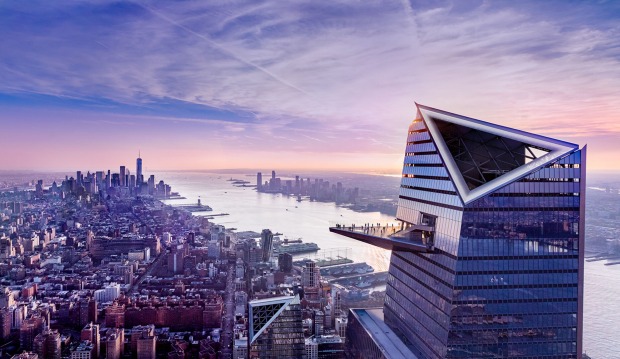 Obere Teil eines Wolkenkratzers in New York mit Aussichtsplattform