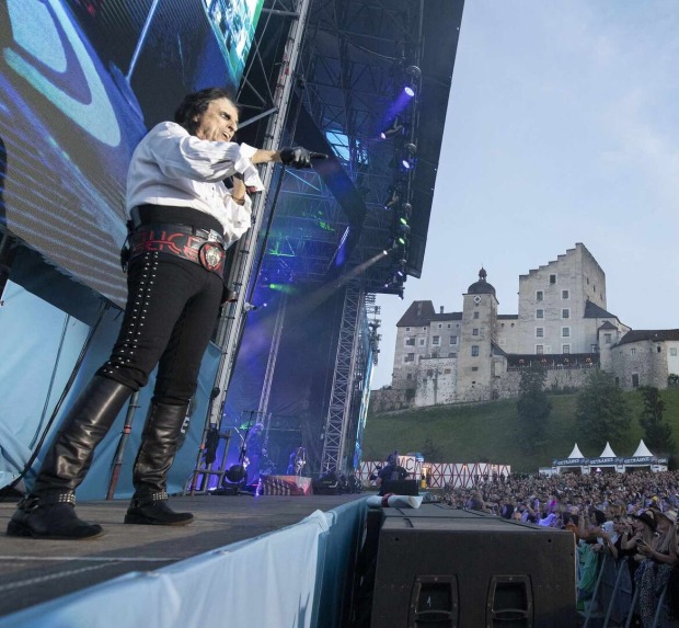 Alice Cooper auf der Bühne auf der Burg Clam.