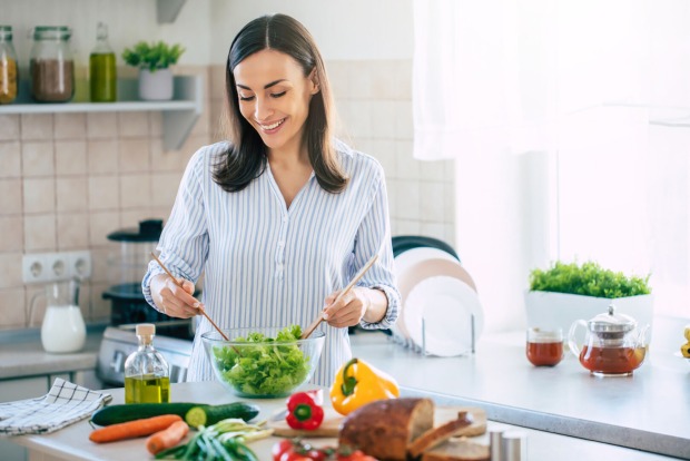 Frau isst Gemüse | Credit: iStock.com/Povozniuk