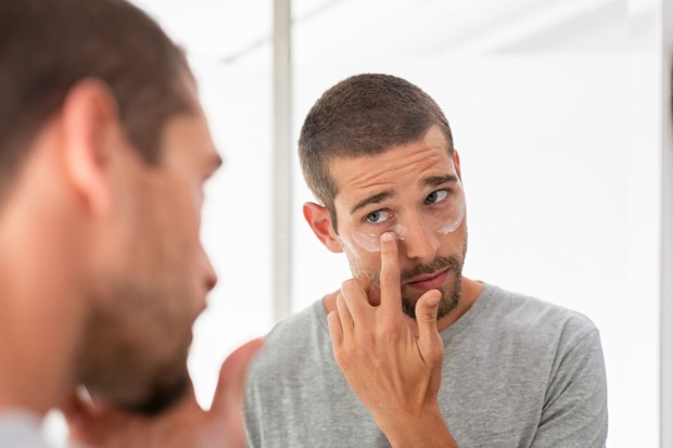 Mann pflegt seine Augen | Credit: iStock.com/Ridofranz