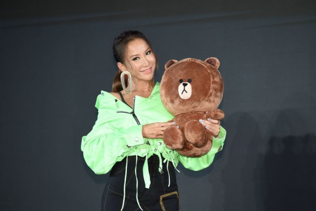 CoCo Lee mit einen Teddybären bei einem Event.