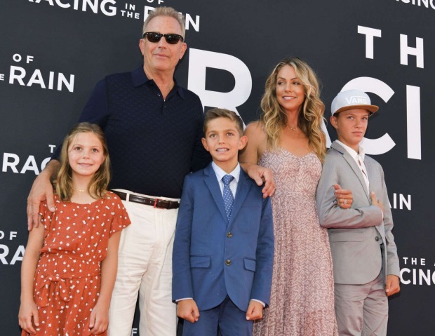 Costner und Baumgartner mit ihren drei gemeinsamen Kindern in Hollywood.
