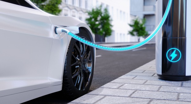E-Auto steckt an E-Tankstelle | Credit: iStock.com/Shutter2U
