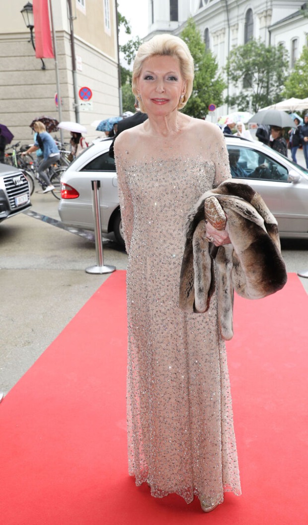 Maria-Elisabeth Schaeffler am roten Teppich in einer bodenlangen, glitzernden Robe