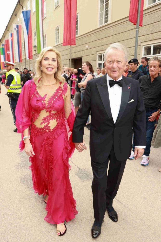 Wolfgang Porsche mit seiner Lebensgefährtin bei den Salzburger Festspielen.