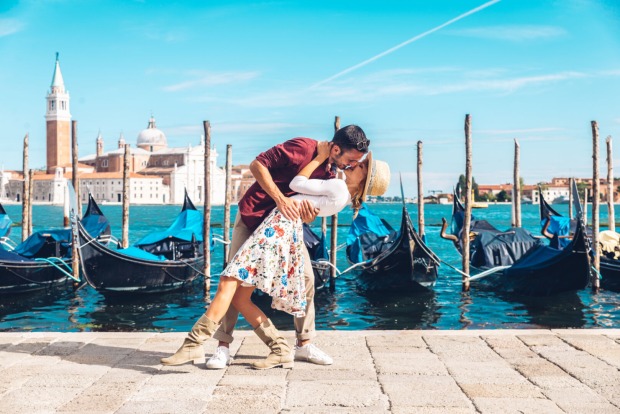Frau und Mann küssen sich in einer italienischen Stadt