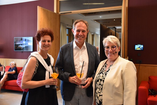 Vorarlberg-Tourismus Geschäftsführer Christian Schützinger mit Susanne (li.) und kaufmännsicher Direktorin Ingrid Muxel (Löwen Hotel Montafon)