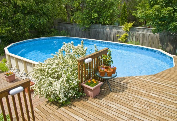 Pool im Garten | Credit: iStock.com/Chiyacat