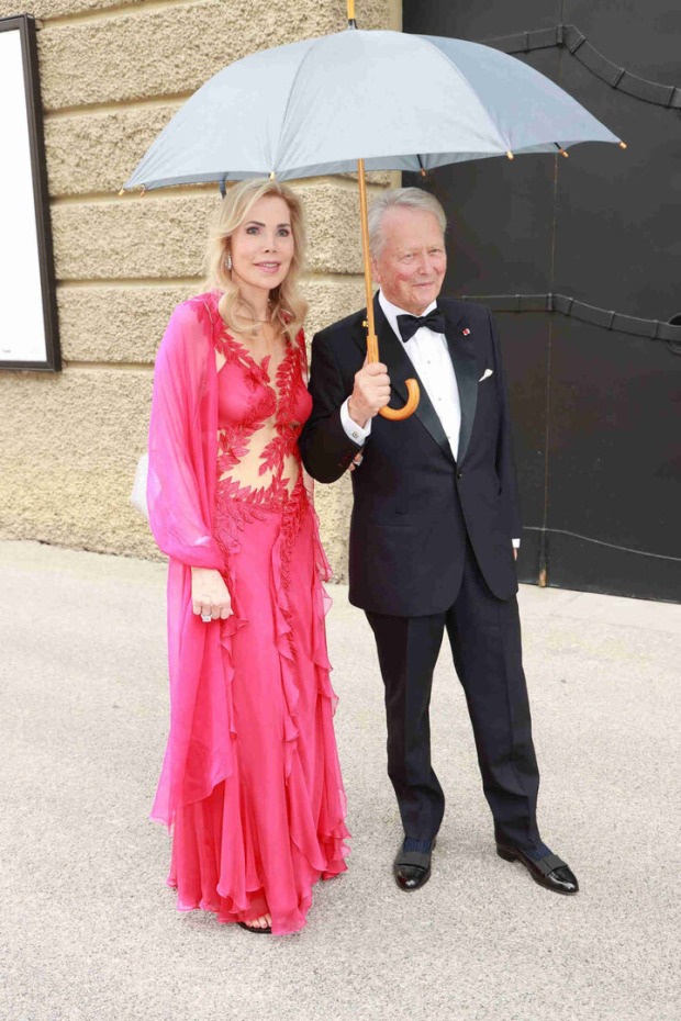 Mit Regenschrirm vor dem Festspielhaus in Salzburg.