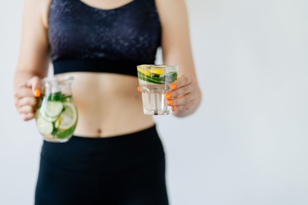 Frau hält Wasser mit Früchten | Credit: iStock.com/Vadym Petrochenko