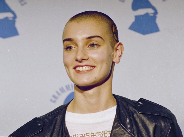 Sinéad O'Connor im Jahr 1995 mit ihrem bekannten Kurzhaarschnitt.