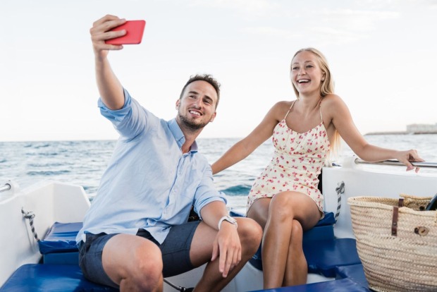 Ein Paar macht Foto vom Urlaub | Credit: iStock.com/Vanessa Nunes