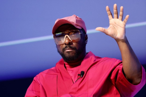 "The Black Eyed Peas"-Rapper will.i.am in rotem Pullover.