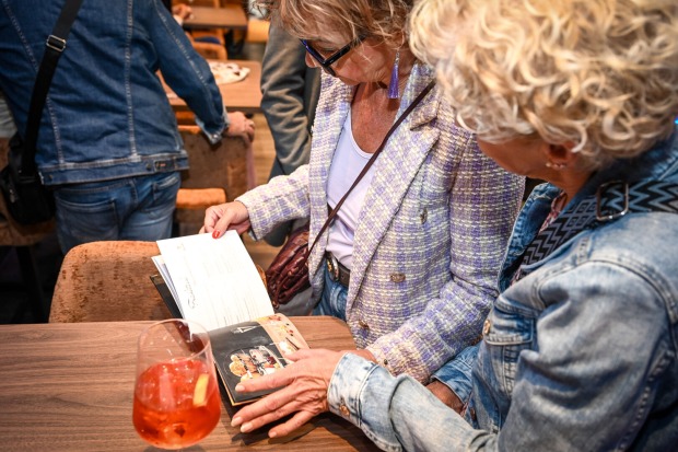 Großes Interesse an der „La Café“-Speisekarte.