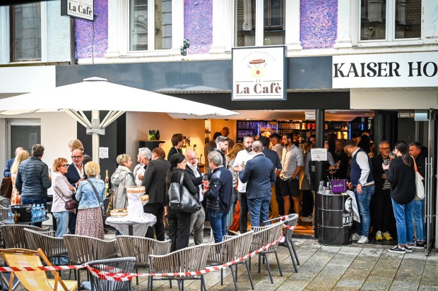Insgesamt 120 Sitzplätze stehen im Cafe, und im „Gartenbereich“ zu beiden Seiten des Lokals in der Kaiserstraße und in der Rathausstraße zur Verfügung.