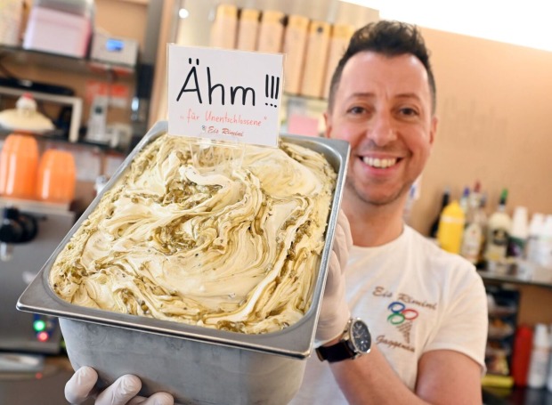 Alessandro Cimino zeigt stolz seine Eiskreation.