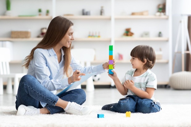 AuPair mit kleinem Jungen | Credit: iStock.com/Prostock-Studio