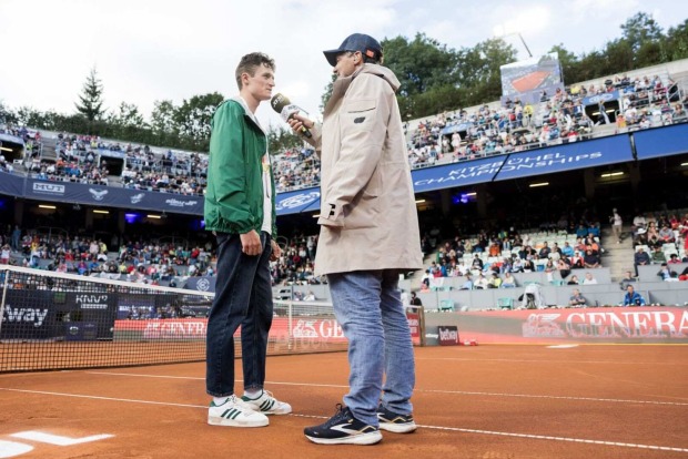 Stefan Steinacher interviewt Rad-Profi Felix Gall.