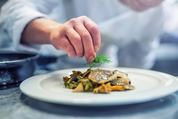 Fisch auf einem Teller | Credit: iStock.com/MarianVejcik