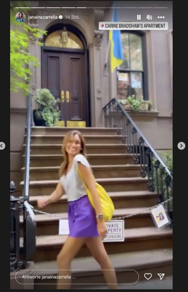 Jana Ina lächelnd vor "Carrie Bradshaw" Serien-Haus.