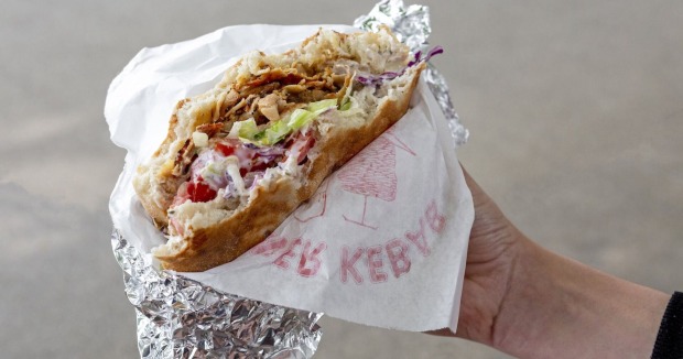 Ein angebissenes, klassisches Kebap.