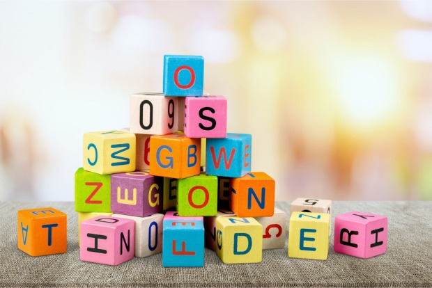 Bunte Buchstaben-Steine