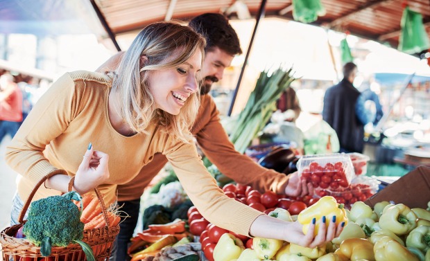 Frau und Mann besuchen einen Wochenmarkt in Wels | Credit: iStock.com/Bobex-73