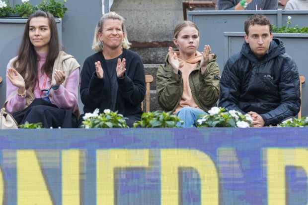 Dominic Thiems Familie auf der Tribüne in Kitzbühel.
