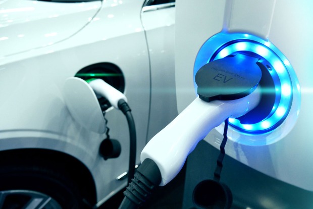 E-Auto bei der Ladestation | Credit: iStock.com/Facebook/PlargueDoctor