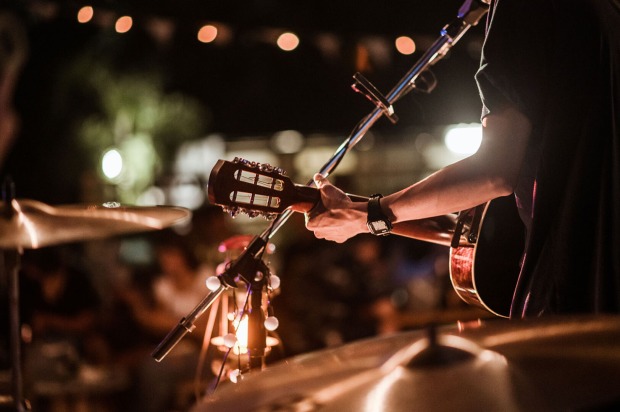 Gitarrist bei Live-Auftritt | Credit: iStock.com/Nutthaseth Vanchaichana