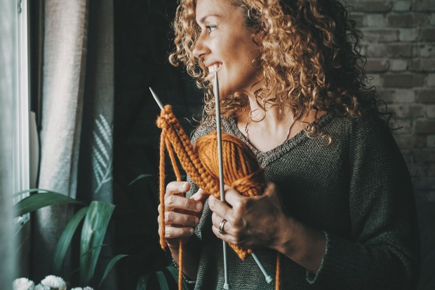 Junge Frau beim Stricken | Credit: iStock.com/simonapilolla