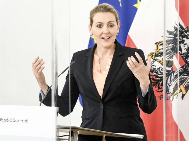 Christine Aschbacher bei einer Rede.