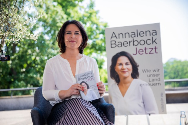 Annalena Baerbock mit ihrem Buch "Jetzt".